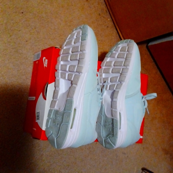 Womens Nike Air Max 1 Ultra Essentials - Picture 4 of 4